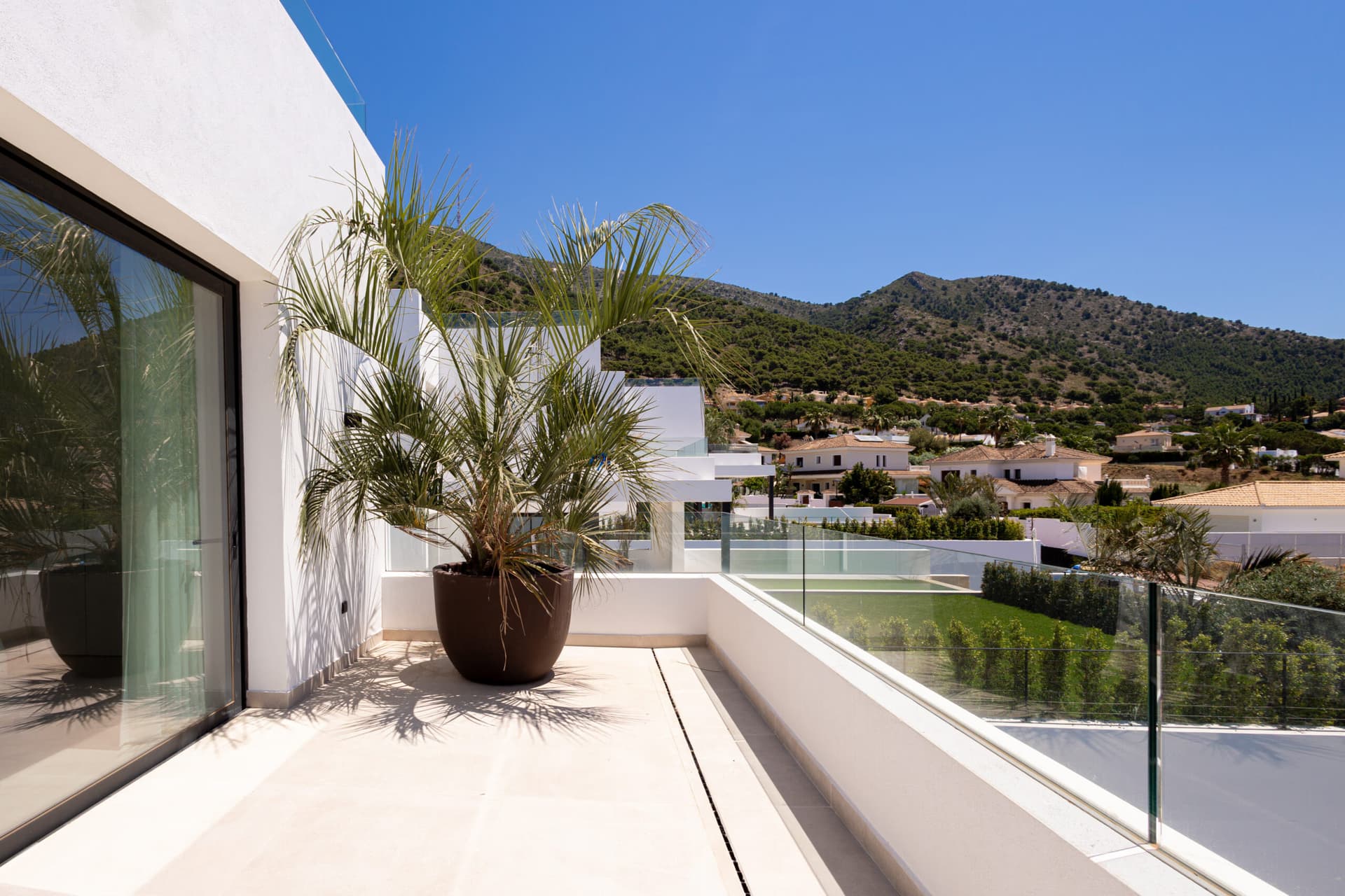 Higuerón Hills Collection — Terrasse mit Bergblick