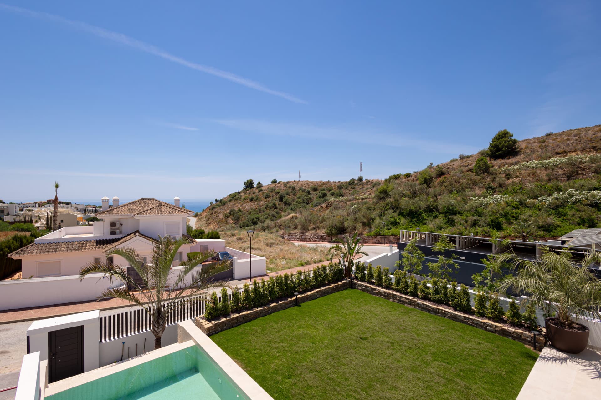 Higuerón Hills Collection — Blick über den Garten zum Meer