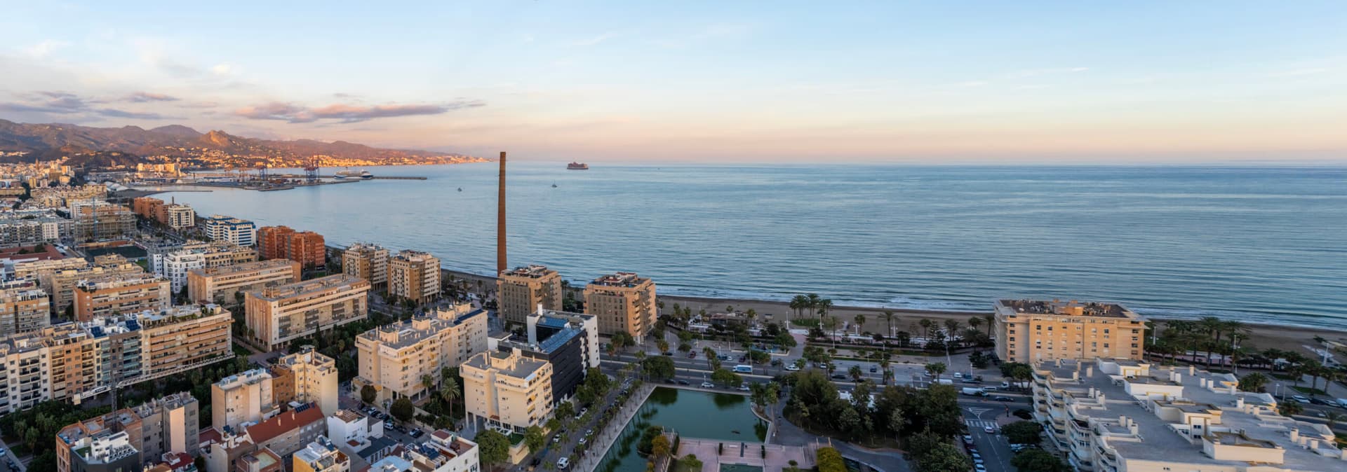 MILABEKA — Panorama über Málaga und das Meer