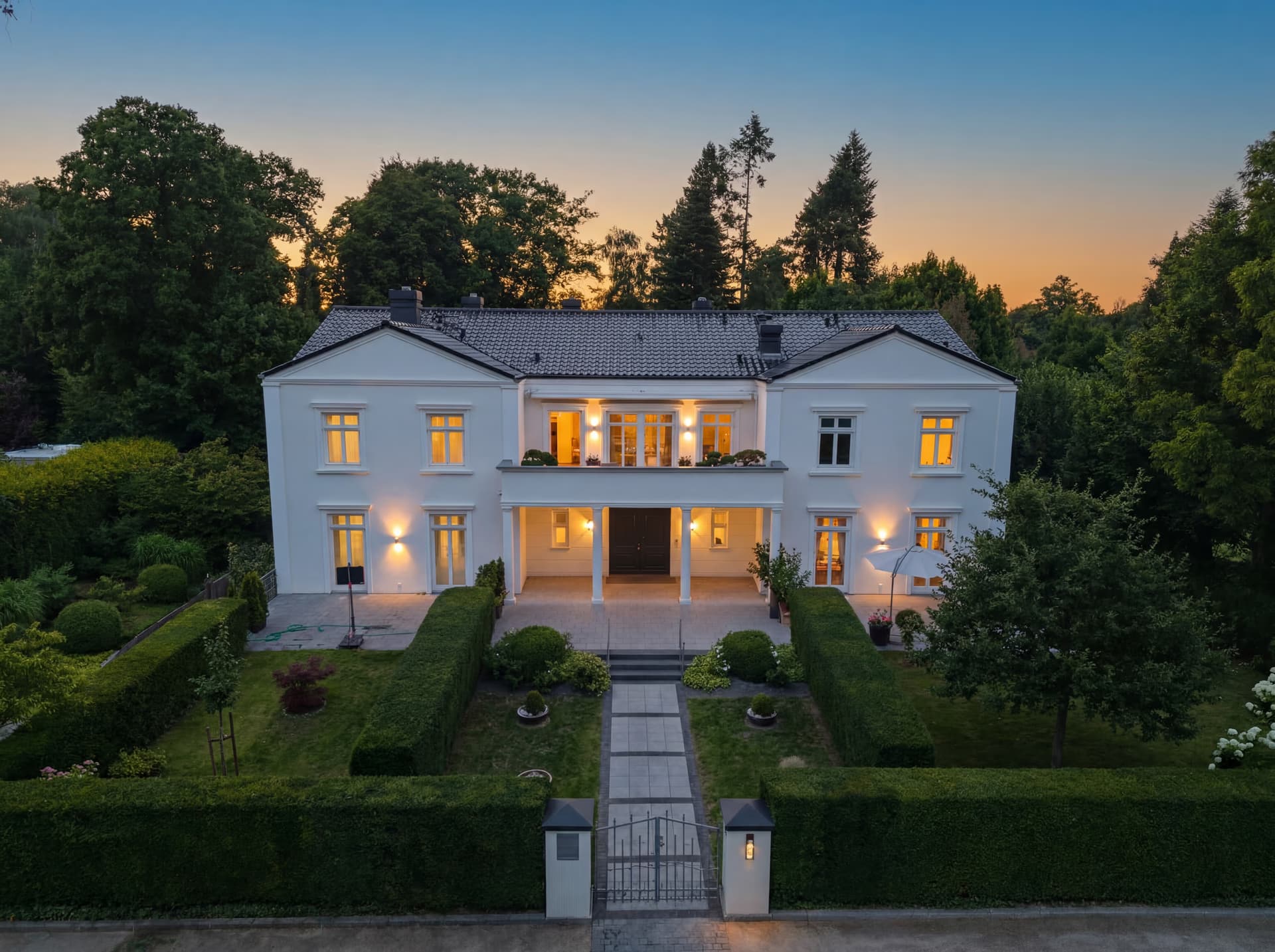 Klassizistische Villa in Hamburg-Wellingsbüttel bei Abendlicht