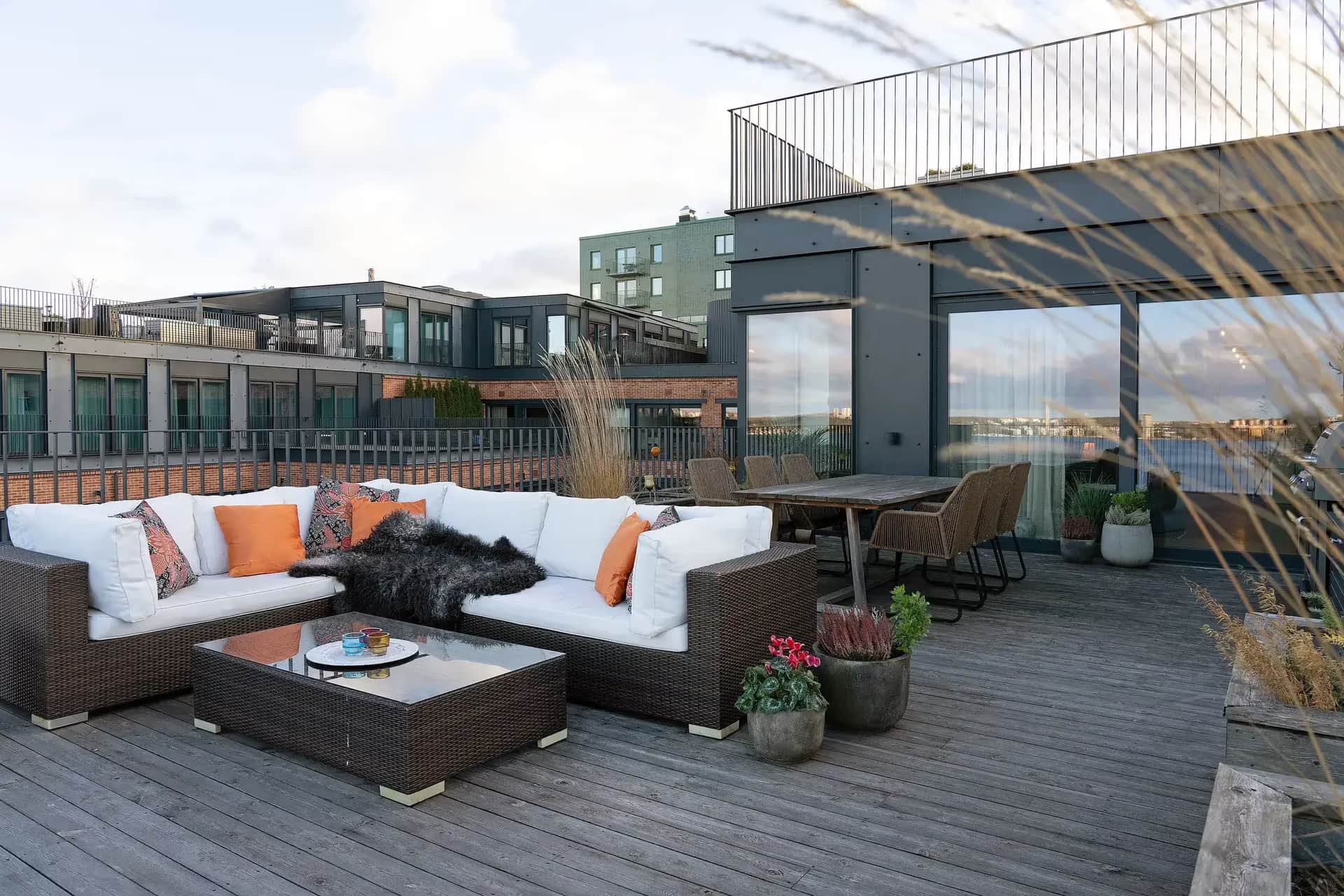 Hafenblick. Architektur. Ausblick – Stilvolles Wohnen über den Dächern der HafenCity – Bild 1
