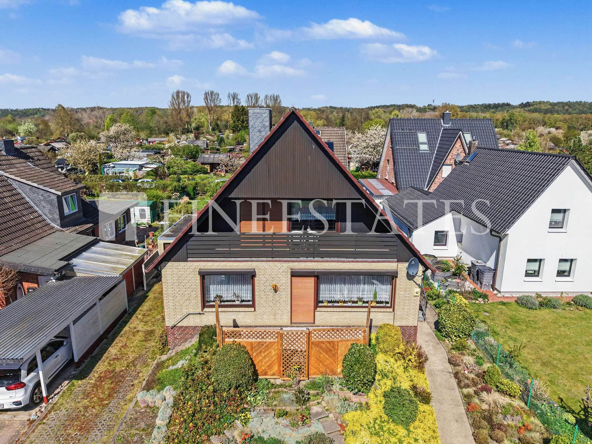 Einfamilienhaus mit Einliegerwohnung – über 220 m² Wohn-/Nutzfläche – Bild 2