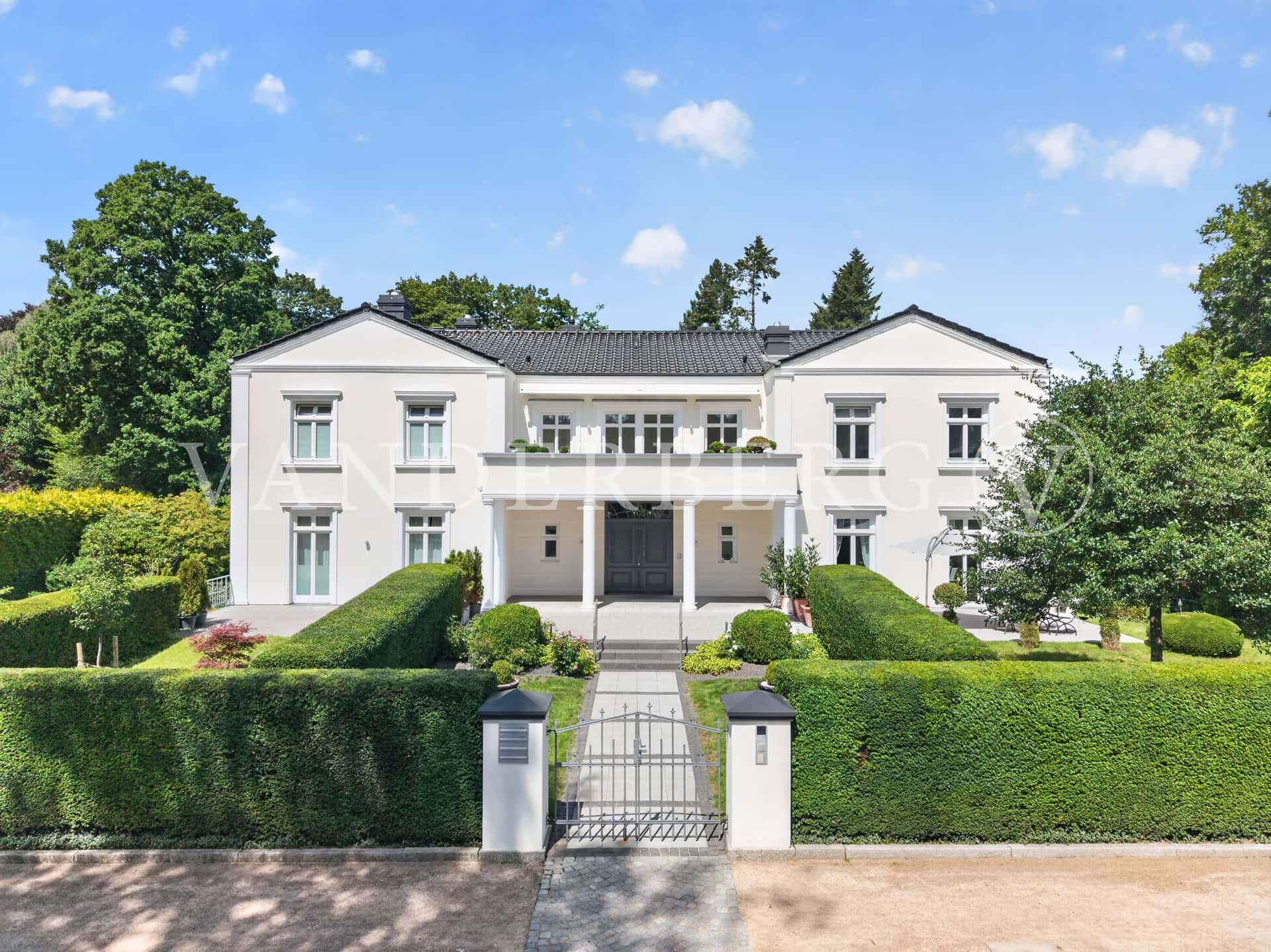 Imposantes Anwesen – Haus-im-Haus-Charakter mit großzügigem Grundstück & Wohnkomfort auf drei Ebenen